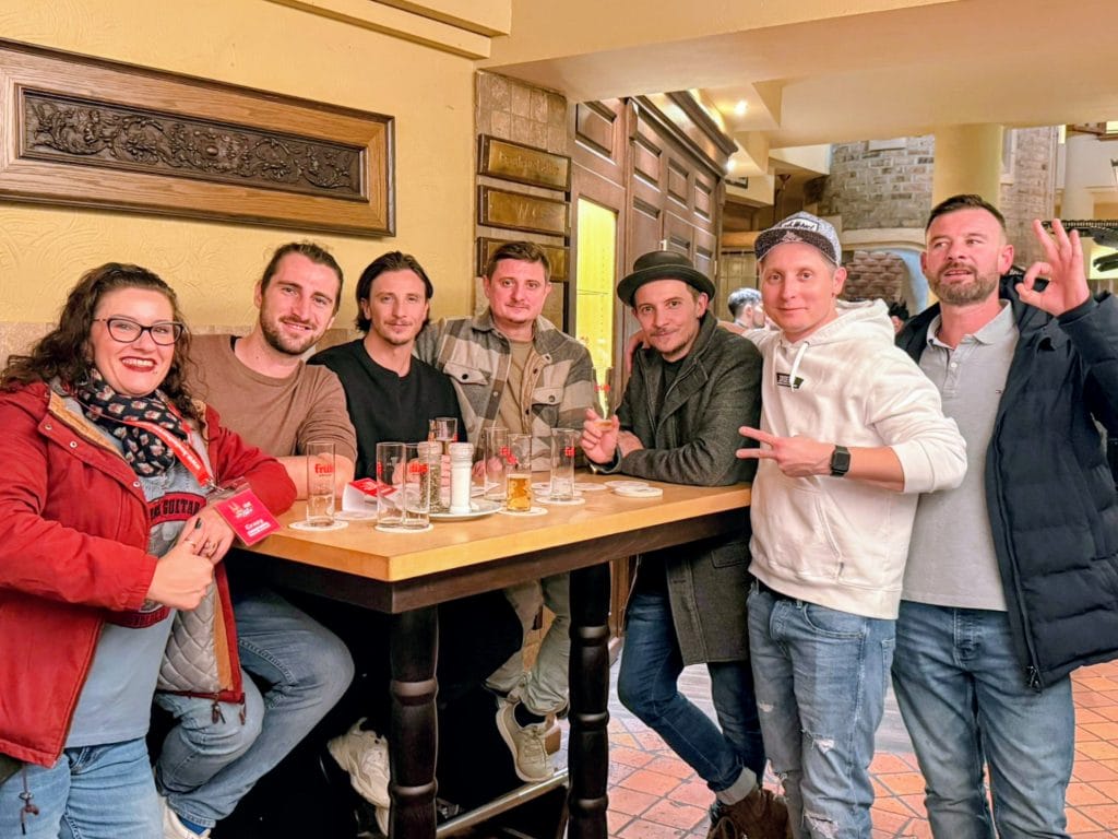 Öffentliche Brauhaustour in der Kölner Altstadt mit internationaler Gruppe im Früh am Dom